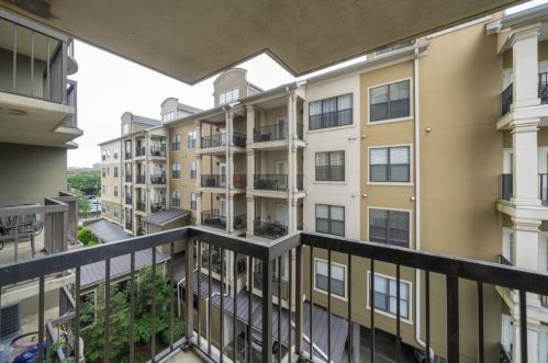 795 Hammond Dr, Atlanta GA  30328-5517 exterior