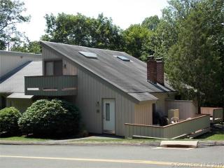 84 Wauwinet Trl, Guilford, CT 06437-1152