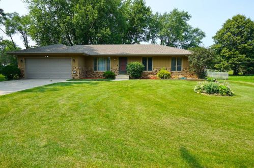 6272 Graydon Rd, Rockford, IL 61109-1808
