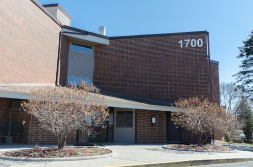 1700 Four Oaks Rd, Saint Paul MN  55121-1862 exterior