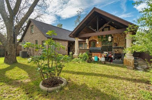 2317 Maryel Dr, Fort Worth, TX 76112-4921