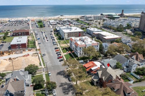 302 2nd Ave, Tinton Falls NJ  07712-6132 exterior