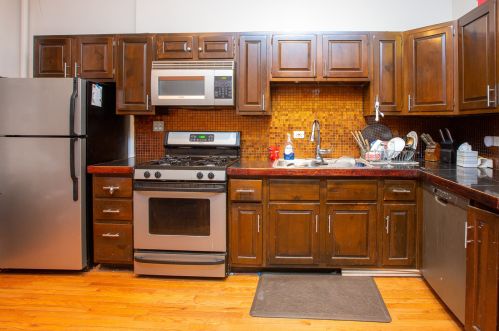 908 Roscoe St, Chicago, IL 60657-6892