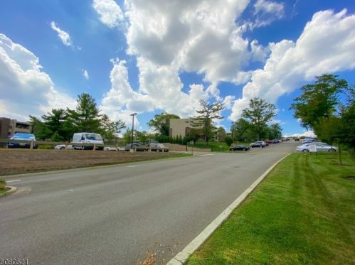 15 River Rd, Nutley, NJ 07110-3498