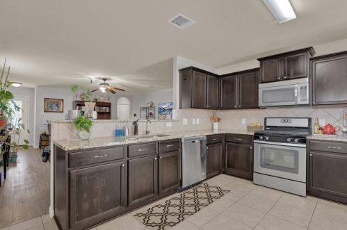 1525 Treeta Trl, Uhland TX 78640 exterior