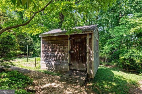 1517 Forest Glen Rd, Silver Spring MD 20910-1122 exterior