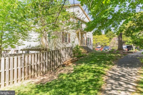 7318 Eggar Woods Ln, Springfield VA  22153-2012 exterior