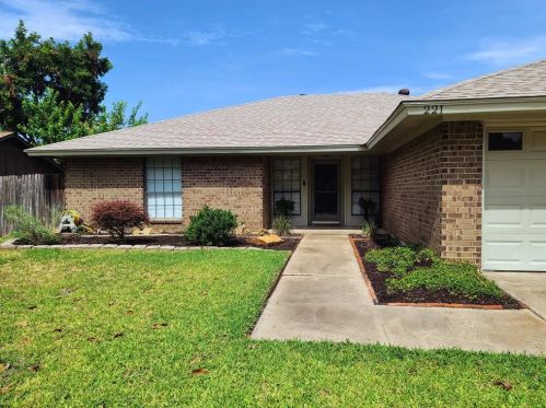 221 Lansford Dr, Fort Worth, TX 76126-4008