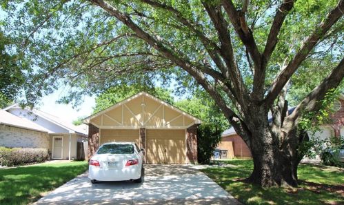 6816 Ashbury Dr, Fort Worth TX  76133-5868 exterior