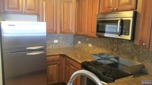 6504 City Pl, Edgewater NJ  07020-3178 exterior