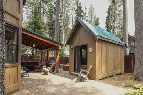 15665 Pine St, Truckee, CA 96161-3700