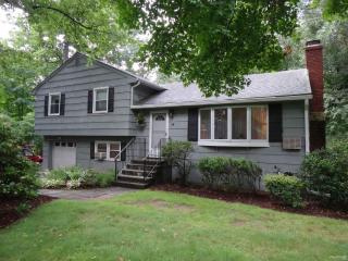 34 Saint Marys Ln, Norwalk, CT 06851-2228