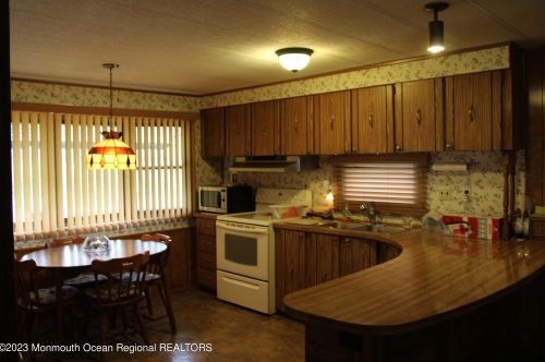 63 Eagle Dr, Lakehurst, NJ 08759-3751