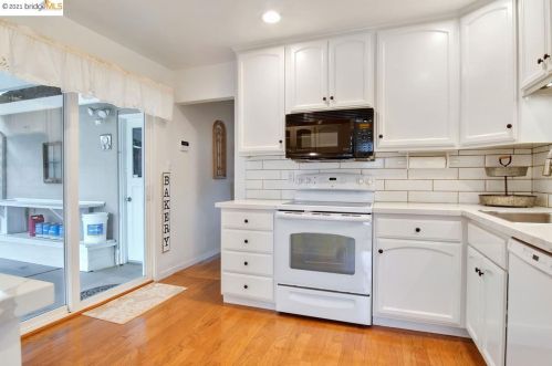 1320 Sherwood Dr, Concord CA  94521-3350 exterior