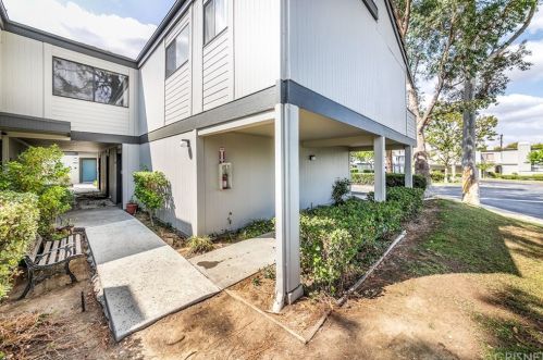 6475 Twin Circle Ln, Simi Valley, CA 93063-6408