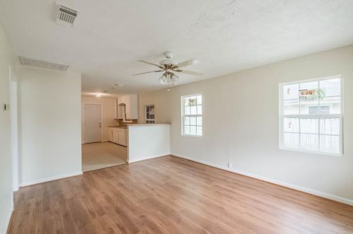 825 Higgins St, Angleton, TX 77515-4520