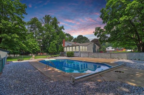 5 Blue Trail Dr, Waterbury, CT 06705-2503
