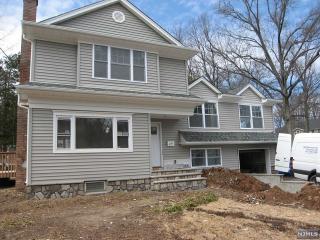 377 Harrison St, Paramus, NJ 07652-4603