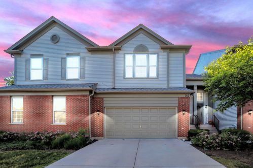 212 Black Hill Dr, Streamwood, IL 60107-4501