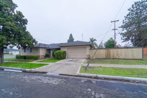 4590 Angus St, Fresno, CA 93726-2225