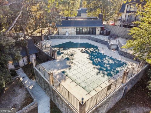 74 Montre Sq, Atlanta GA  30327-4044 exterior