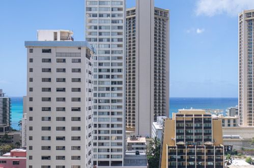 2421 Tusitala St, Honolulu HI  96815-3151 exterior