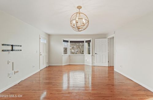 17 Circle Dr, Greenwich CT  06830-6737 exterior