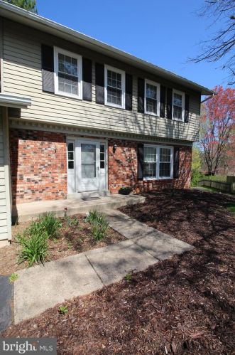 9826 Wolcott Dr, Springfield VA  22015-3841 exterior