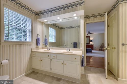 142 Bentley Ln, Lancaster PA  17603-6204 exterior