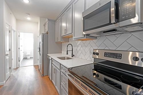 72 Burroughs Pl, Bloomfield, NJ 07003-3463