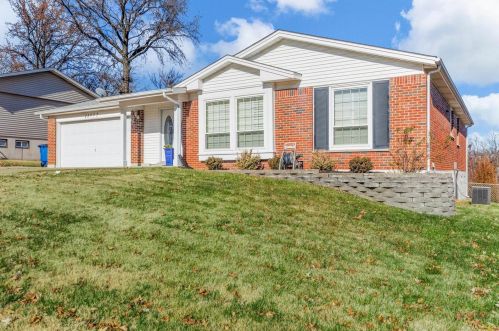 11777 Beaverton Dr, Hazelwood, MO 63044-2872