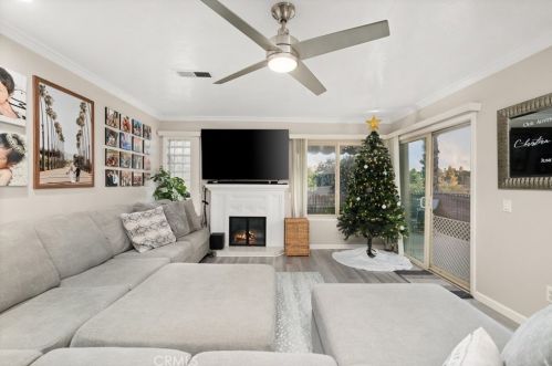 4727 Knickerbocker Ln, Riverside, CA 92501-3935