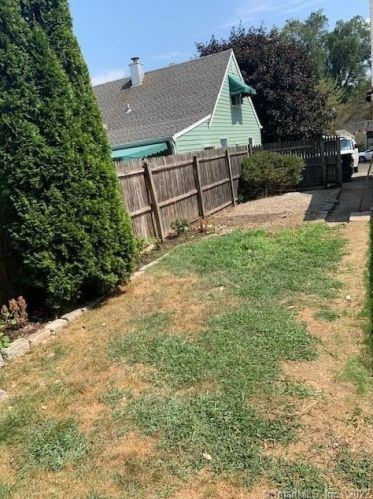 27 Hawthorne Dr, Norwalk CT  06851-4113 exterior