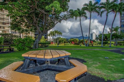 55 Kukui St, Honolulu HI  96817-4171 exterior