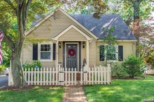 43 Hillside Ave, Allendale, NJ 07401-1428