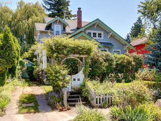 1704 54 Ave, Portland OR  97213-2752 exterior