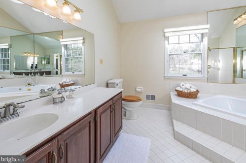 1 Tomlyn Dr, Princeton NJ  08540-4316 exterior