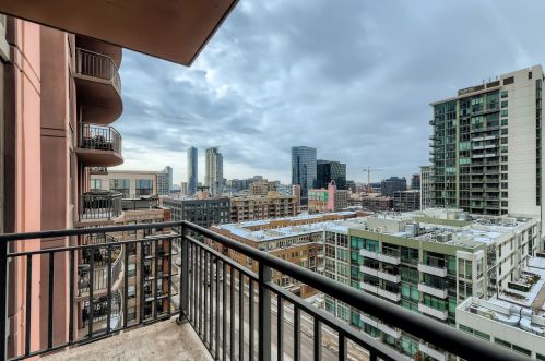 330 Jefferson St, Chicago IL  60661-1105 exterior