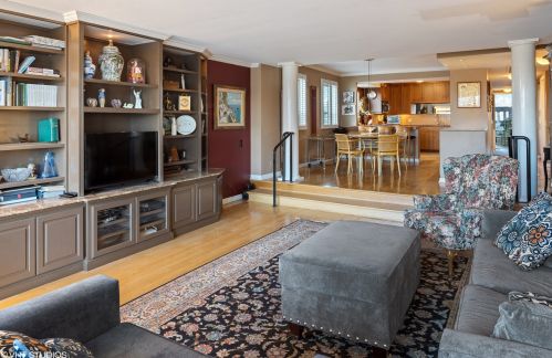 3470 Lake Shore Dr, Chicago, IL 60657-2881