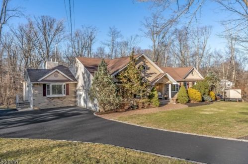 17 Angus Ln, Warren, NJ 07059-6701