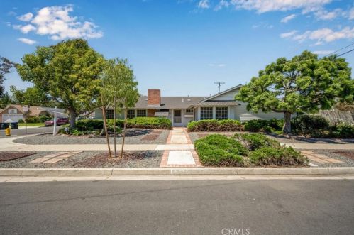 2621 Woodstock Rd, Los Alamitos, CA 90720-4438