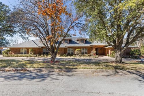 17 Thornhill Rd, Fort Worth, TX 76132-1046