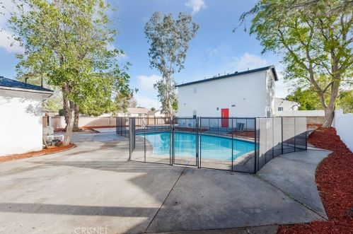 7960 Amestoy Ave, Van Nuys CA  91406-1603 exterior