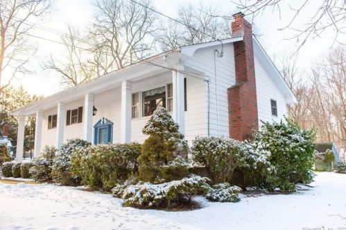 21 Blueberry Ln, Huntington, CT 06484-3704
