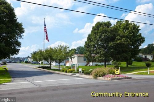 115 Dovefield Dr, Lancaster PA  17603-4687 exterior