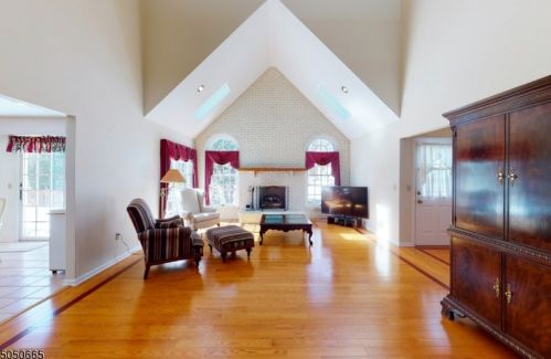 101 Omni Ct, Branchburg, NJ 08853-4004