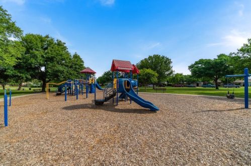 2116 Rockwood Dr, Carrollton TX 75007-5723 exterior