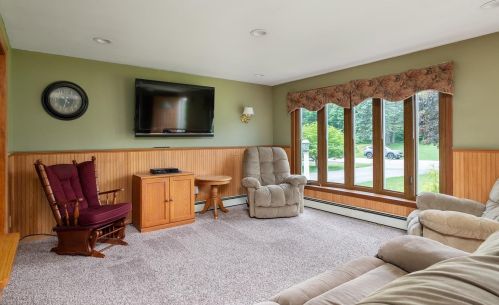 2 Pond View Dr, Stratham, NH 03885-2223