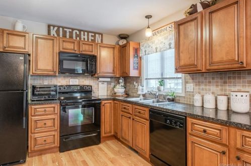 18 Glenford Dr, Waterbury, CT 06708-2303