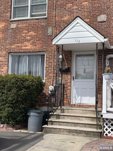 174 Veterans Plz, Dumont, NJ 07628-2927